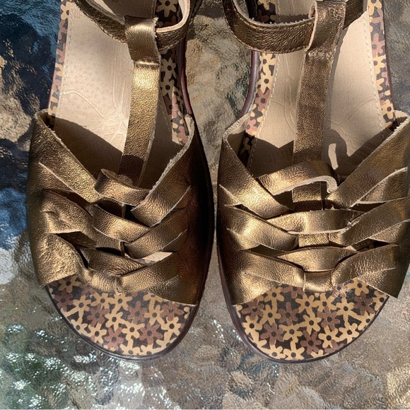 Gold Jambu Sandal - Picture 3 of 11